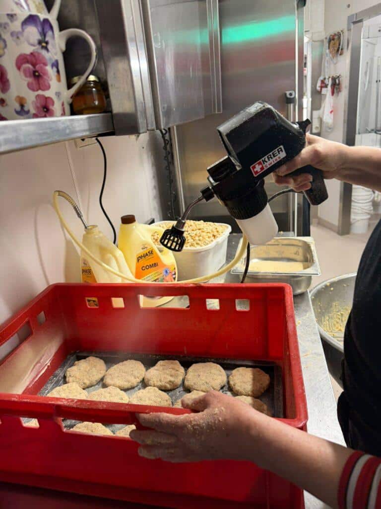 Spraying oil onto breaded schnitzel before baking instead of frying